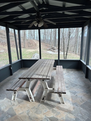 Outdoor dining - Newly Renovated Remote 3-Bedroom House Close to Patoka Lake (Taswell)