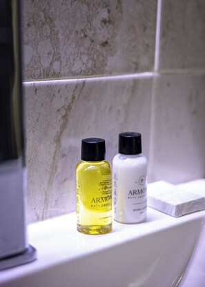 Phòng đôi | Phòng tắm | Buồng tắm vòi sen, đồ dùng nhà tắm miễn phí, máy sấy tóc, khăn tắm