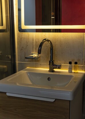 Double Room | Bathroom | Shower, free toiletries, hair dryer, towels
