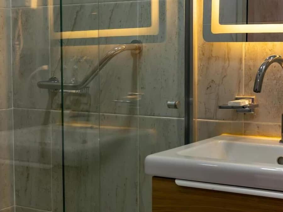 Een douche, gratis toiletartikelen, een haardroger, handdoeken