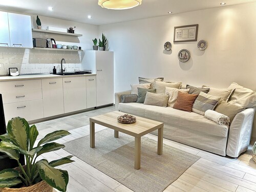 Spacious, 2-bedroom apartment in Budapest with AC & Netflix