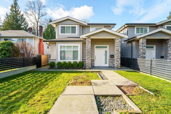 Exterior - Quiet Stay Near Metro-town - 1 bed (Burnaby)