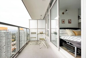 Desk, iron/ironing board, WiFi, bed sheets