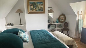 A bedroom with a bed, pillows, a painting, a lamp, a mirror, and a wooden ladder. - Charming family farmhouse in the countryside (Rueil-la-Gadelière)