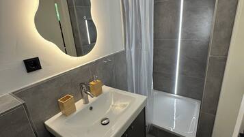 Dusche, Haartrockner, Handtücher, Seife