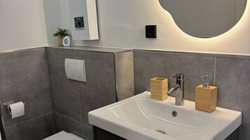 Dusche, Haartrockner, Handtücher, Seife
