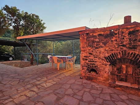 Outdoor dining. Cozy apartment 5 minutes from the sea: Villa Samy