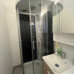 Douche, serviettes fournies, savon, papier toilette