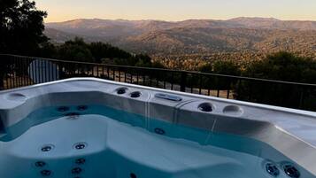 Tina de hidromasaje al aire libre