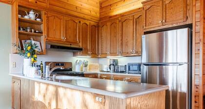 New listing, Mountain Views/ King bed, Hot Tub.