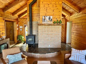 Interior - NEW LISTING Near Yosemite Park, King bed, Hot Tub, BBQ, Firepit & Mountain Views (Oakhurst)