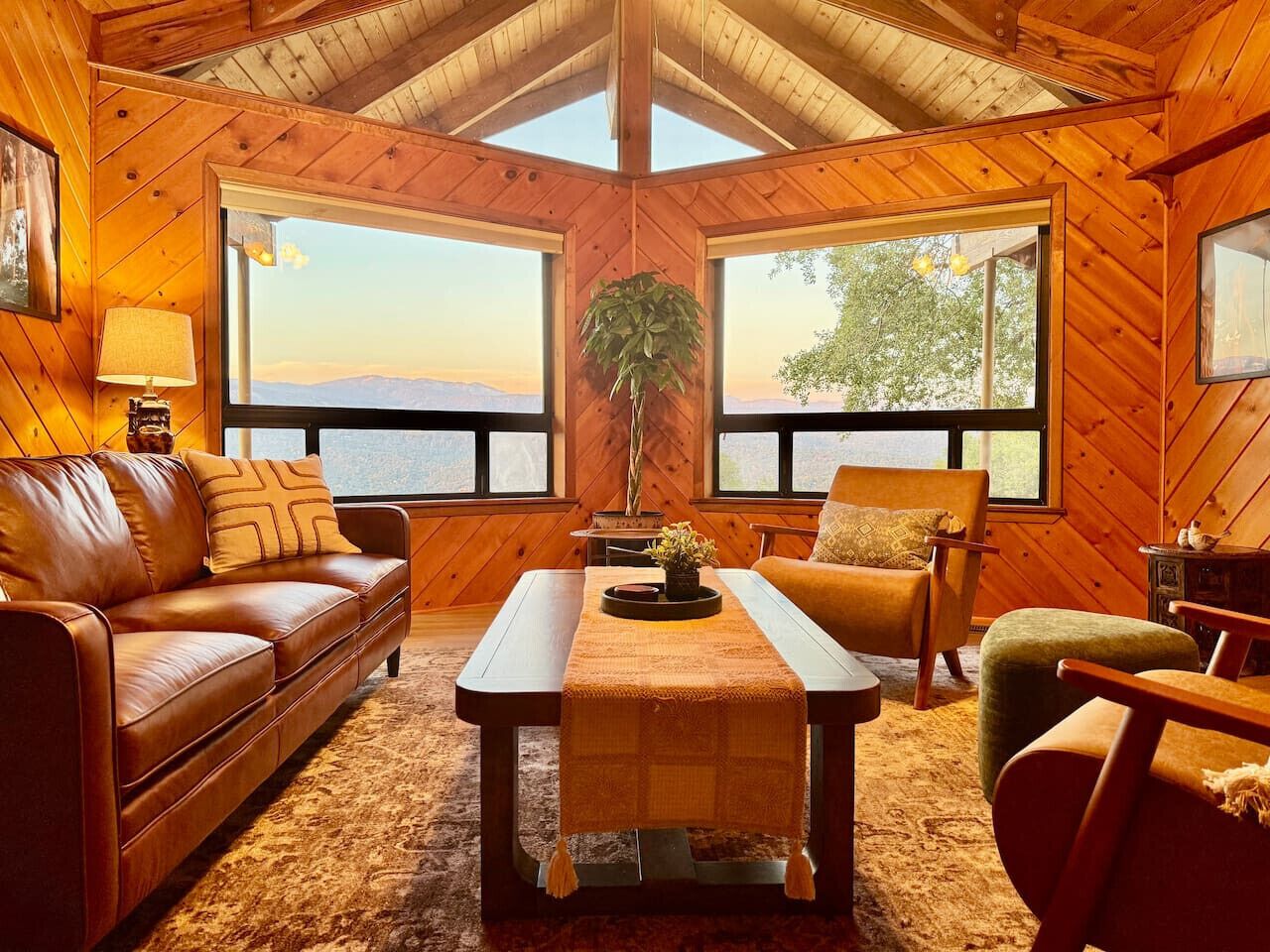 Smart-TV, Kamin, Tischtennisplatte