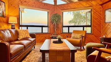 Smart TV, fireplace, table tennis