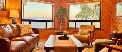 Smart-TV, Kamin, Tischtennisplatte