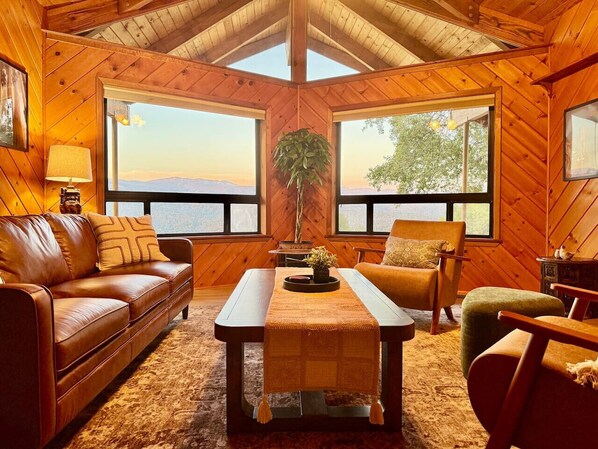 TV connectée, cheminée, table de tennis de table