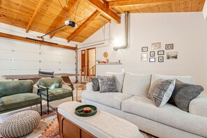 Smart TV, fireplace, table tennis