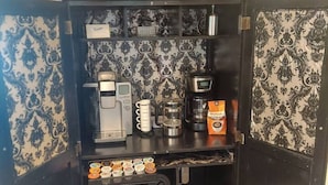 Un espace dédié au café, équipé d’une machine à café, d’un moulin et de capsules de café.