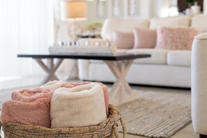 Hus | Vardagsrum | 50-tums smart-tv med digitalkanaler och streamingtjänster