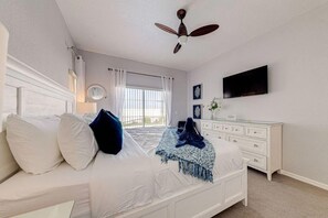 House | Free cribs/infant beds, travel crib, free WiFi, bed sheets - Elegant 4Br Retreat W/ Stylish Interior & Kitchen (Davenport)