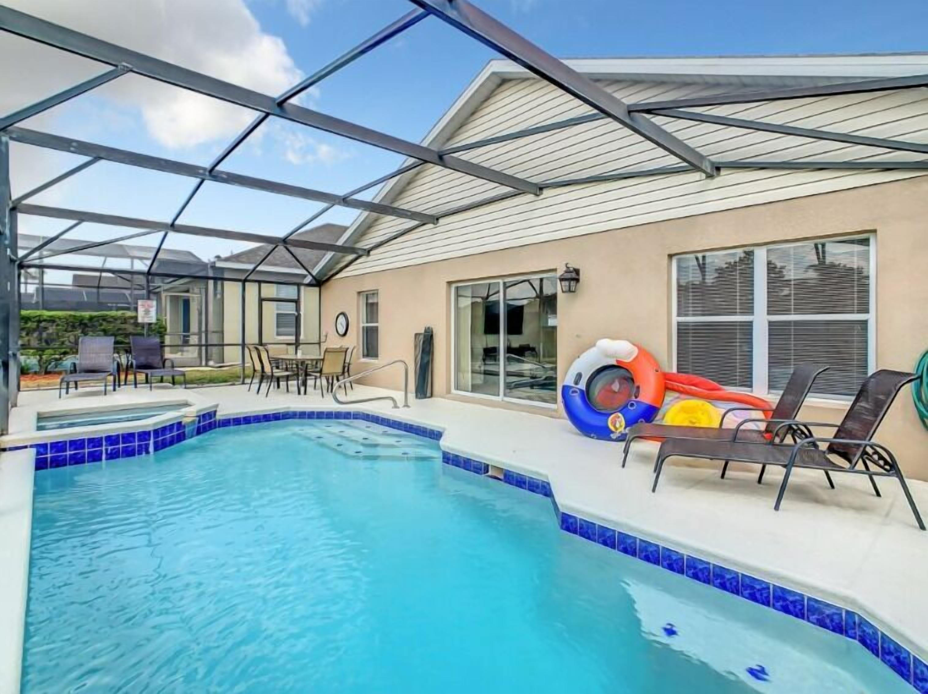 2 piscines extérieures, chaises longues