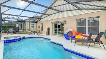 2 piscines extérieures, chaises longues