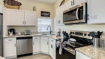 Casa | Cocina privada | Refrigerador con congelador, microondas, horno y parrilla de estufa