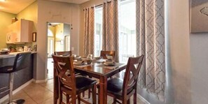 Ferienhaus | Essbereich im Zimmer