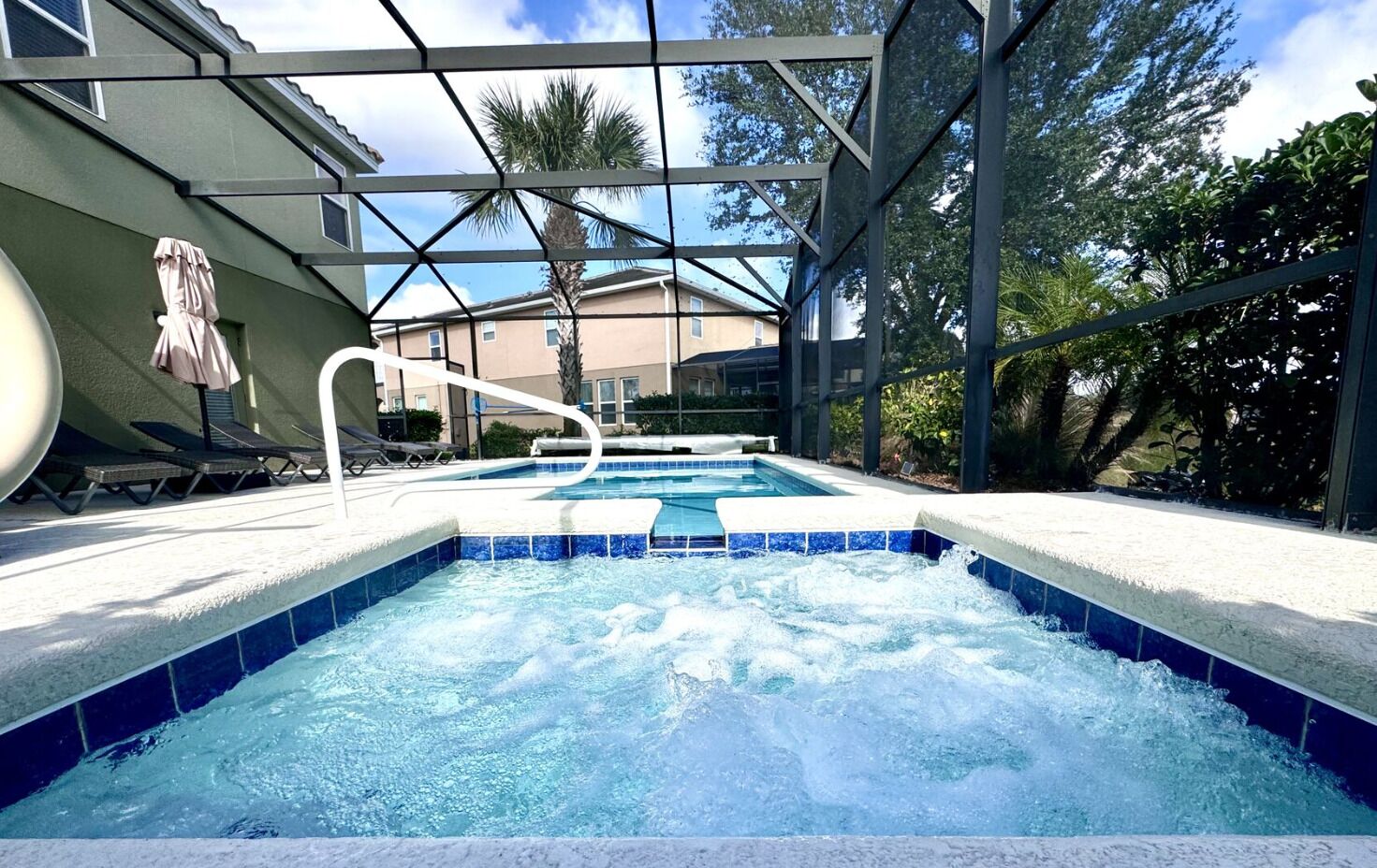 Een buitenzwembad en ligstoelen