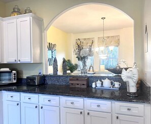 Hus | Privat køkken | Køleskab/fryser i fuld størrelse, mikrobølgeovn, ovn, kogeplade