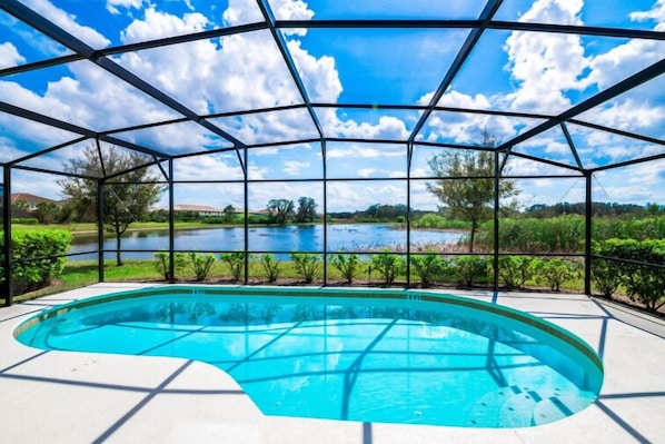 室外游泳池,提供泳池遮陽傘和日光浴躺椅