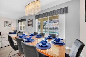 House | In-room dining - Stunner 6Br W/ South Pool, Lake View & Near Golf (Davenport)