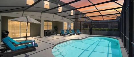 Utomhuspool, parasoller och solstolar