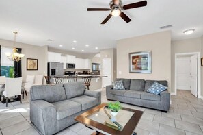 Talo | Oleskelualue | Älytelevisio, pöytäjalkapallopöytä, suoratoistopalvelut