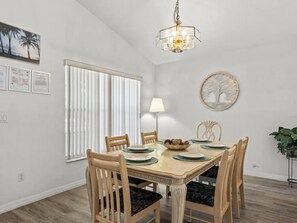 In-room dining - Sunny Private Pool & Spa & Fenced Yard. Nr Parks (Kissimmee)