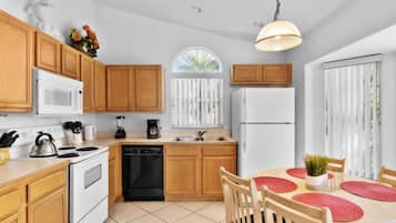 House | Private kitchen | Full-size fridge, microwave, oven, stovetop