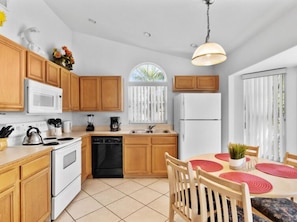House | Private kitchen | Full-sized fridge, microwave, oven, stovetop - Sunny Private Pool & Spa & Fenced Yard. Nr Parks (Kissimmee)