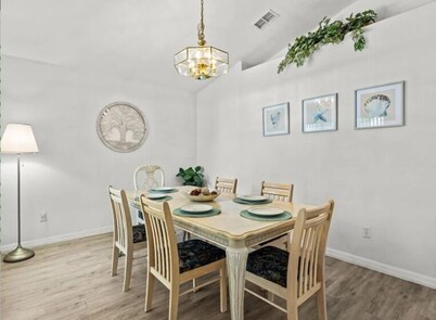 Sunny Private Pool & Spa & Fenced Yard. Nr Parks