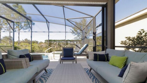 Un espace extérieur aménagé avec des meubles de jardin, comprenant deux canapés, un fauteuil et une table.