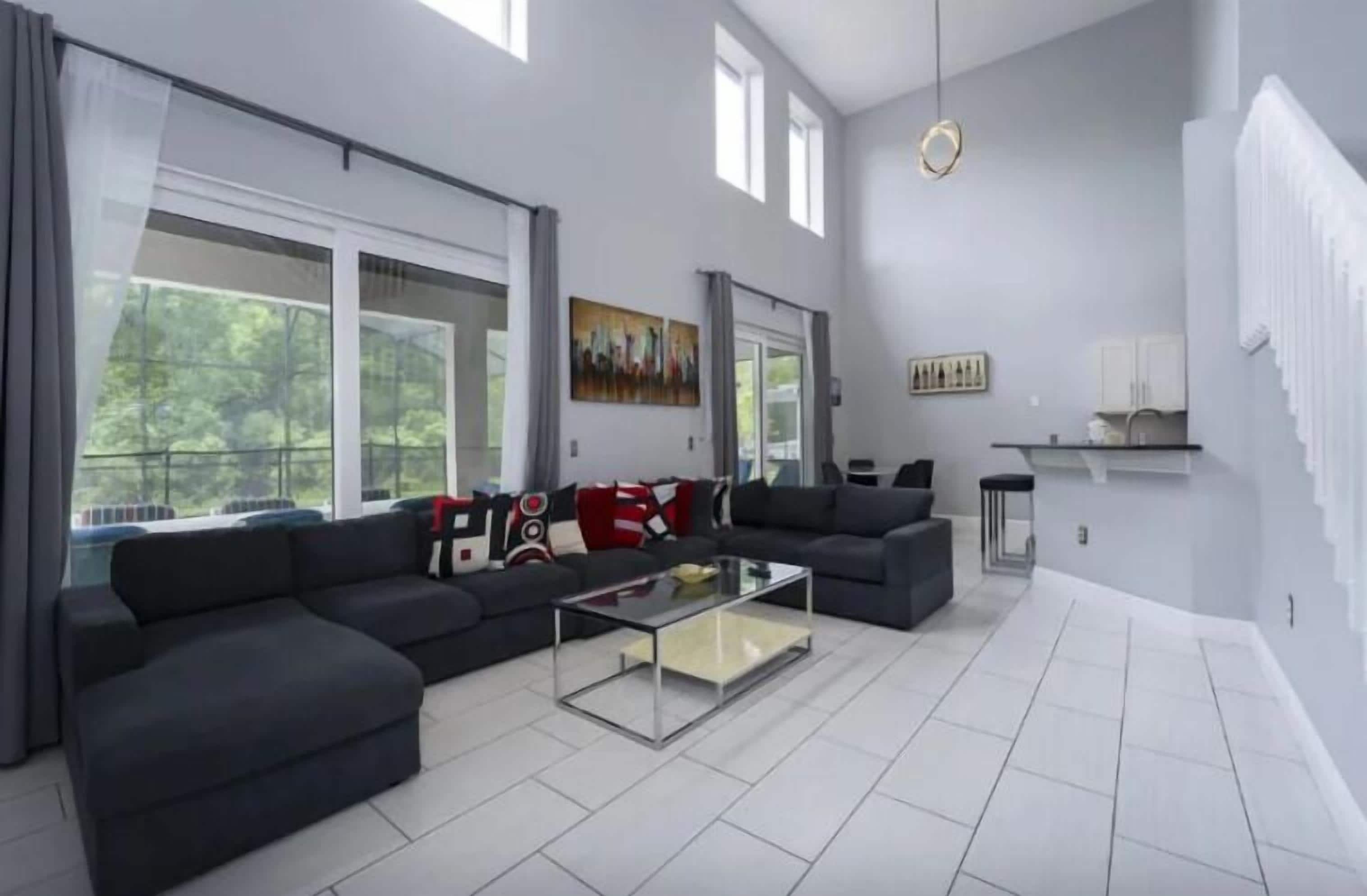 Hus | Vardagsrum | 75-tums smart-tv med digitalkanaler, bordsfotboll och streamingtjänster