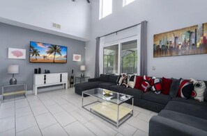 Hus | Opholdsområde | 75-tommers smart-tv med digitale kanaler, bordfodbold