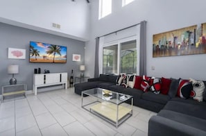 Hus | Opholdsområde | 75-tommers smart-tv med digitale kanaler, bordfodbold