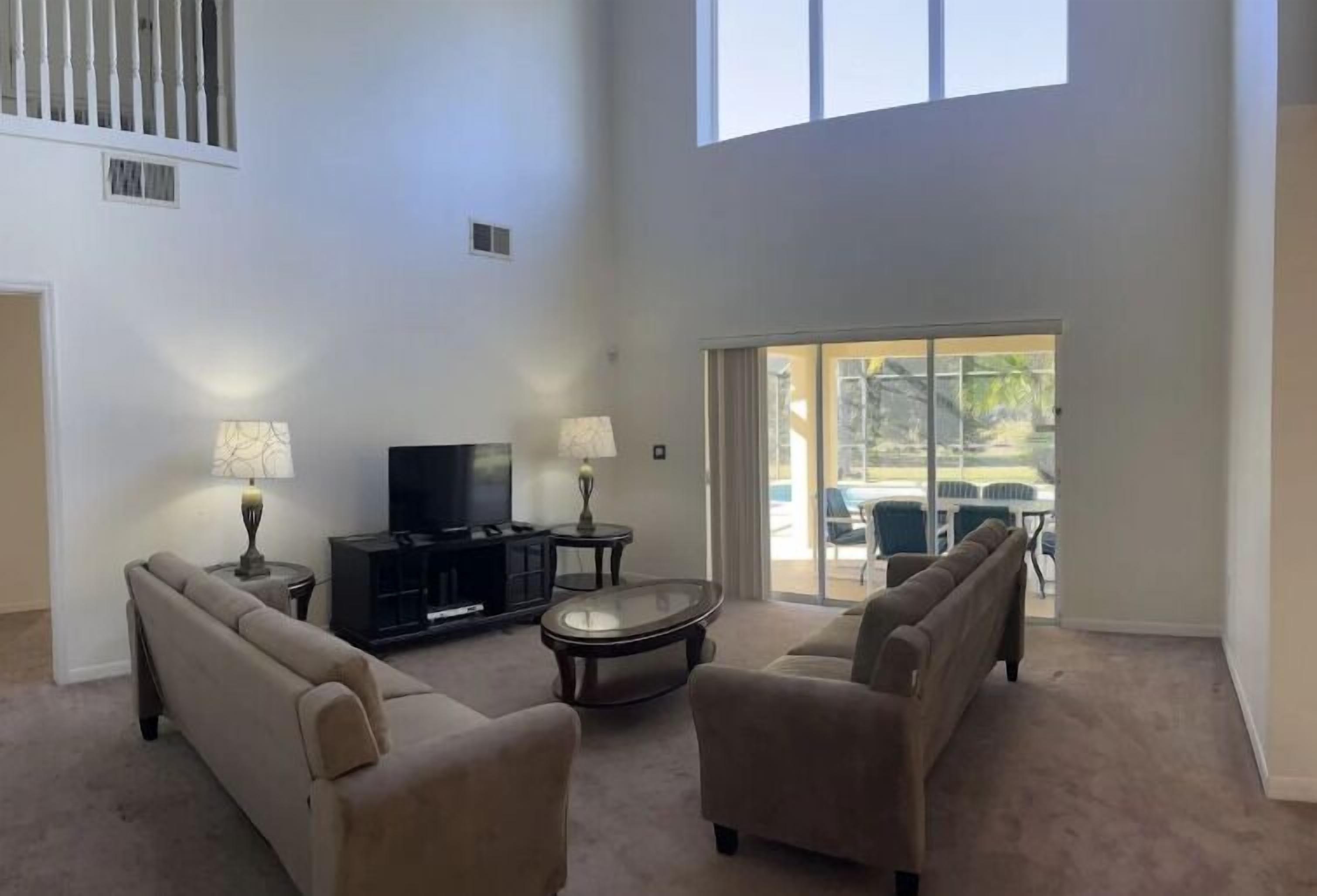 Hus | Oppholdsområde | En 55-tommers smart-TV med digitale kanaler samt TV-spill