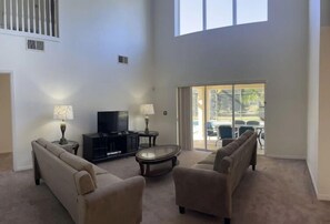 Hus | Oppholdsområde | En 55-tommers smart-TV med digitale kanaler samt TV-spill