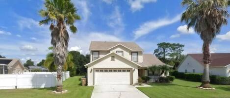 Vista frontal de la propiedad