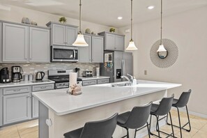 Full-sized fridge, microwave, oven, stovetop