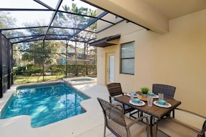 Een buitenzwembad en ligstoelen