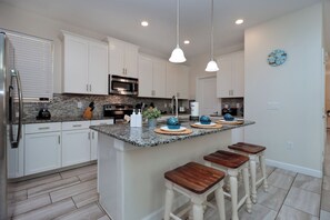 Maison | Cuisine privée | Grand réfrigérateur, micro-ondes, four, plaque de cuisson