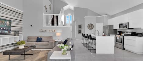 Hus | Opholdsområde | 55-tommers smart-tv med digitale kanaler, bordfodbold