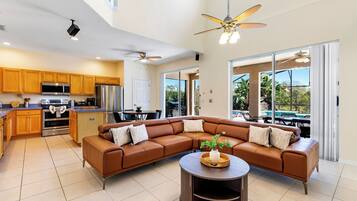 Hus | Opholdsområde | 55-tommers smart-tv med digitale kanaler, streamingtjenester