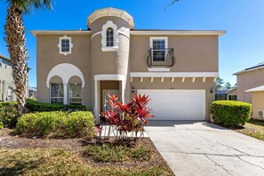 Front of property - Spacious 7Br Villa In Kissimmee Up To 14 Guests (Kissimmee)